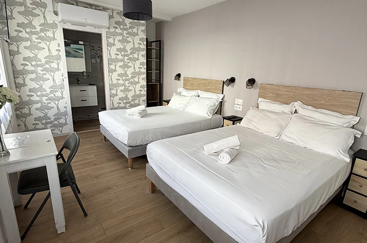 Chambre Triple Climatisée - Côté cour
