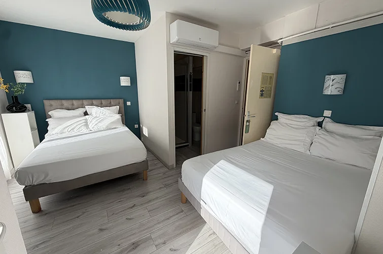 Chambre Triple Climatisée avec terrasse - Côté ville